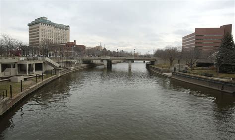 Flint hospital suspected river, Legionnaires' disease link - CBS News