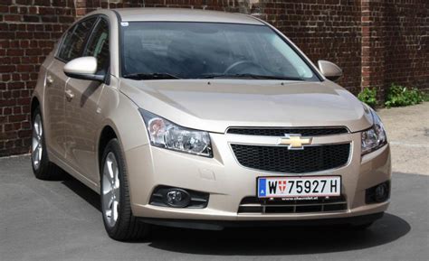 Chevrolet Cruze Hatchback Photos and Specs. Photo: Cruze Hatchback ...