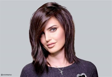 22 Medium Layered Haircuts with Side Bangs for a Chic Combination