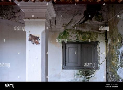 run down old house Stock Photo - Alamy