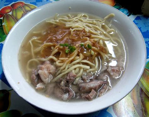 Bikol Express: kinalas (noodle soup with pork's face meat and special sauce)