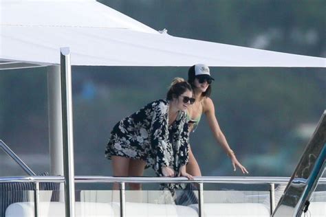 kendall-jenner-and-harry-styles-at-a-yacht-in-st.-barts-12-31-2015_25 – HawtCelebs