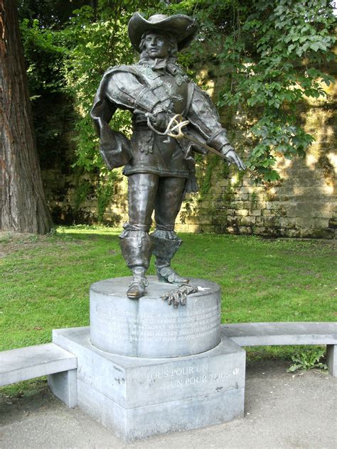 Statue_of_D'Artagnan.JPG 2,448×3,264 pixels | Período medieval ...