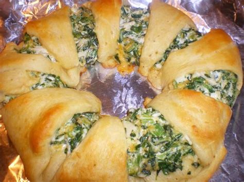 Spinach Chicken Wreath Recipe - Food.com | Recipe | Chicken wreath ...