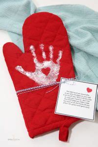 Mothers Day Gift Ideas: Handprint Oven Mitt