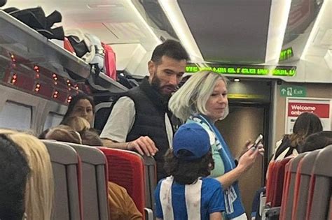 'Humble' Huddersfield Town manager praised after helping fans on train ...