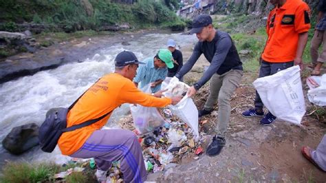 pembuangan sampah di sungai