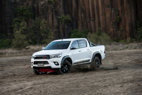 Killing a Toyota Hilux, the Arabian Style - autoevolution