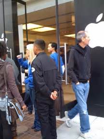 Steve Jobs casually visiting an Apple Store