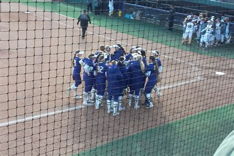 Husky Softball Notebook: Eighteen Straight - UW Dawg Pound