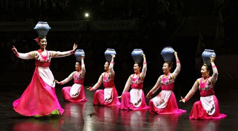 North Korean dance troupe performs for unification | North korean ...