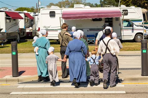 Mennonite vs Amish Clothing (Differences & Similarities) — Amish Baskets