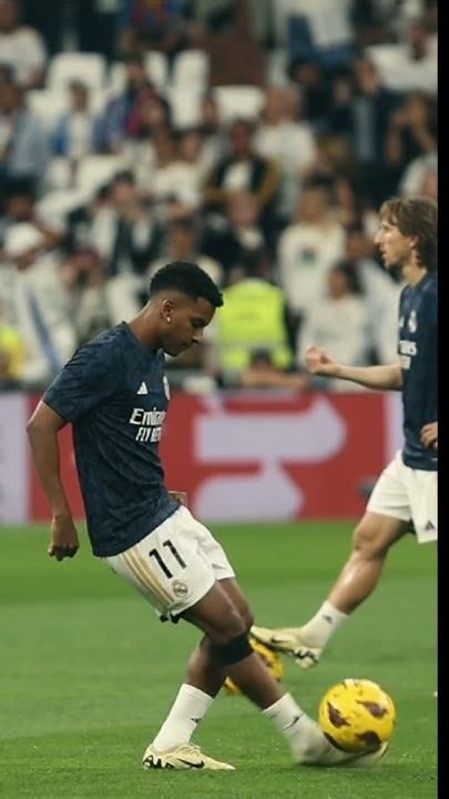 Aprenda essa levantada do Rodrygo 🇧🇷 #futebol #skills #skill #football #short #shorts #tutorial ...