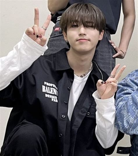 Black nails han jisung red nails han jisug emo boy han jisung han emo S ...