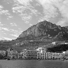 File:Anacapri met de daarachter liggende bergen, gezien vanaf zee, Bestanddeelnr 252-0057.jpg ...
