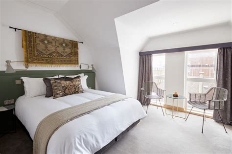 Lovely Room at Edgware Road Hotel - Neighborhood Apartment Rentals | Sonder