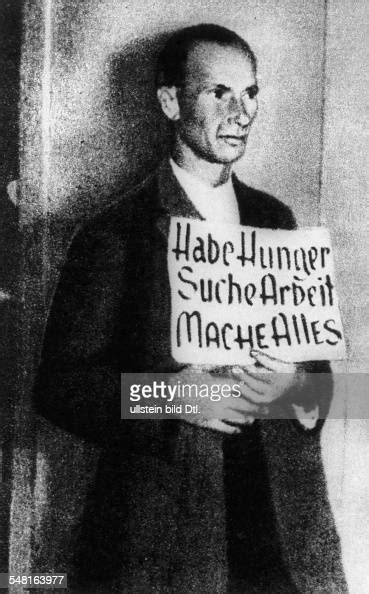 Germany, great depression 1929-32 An unemployed in a street in Berlin ...