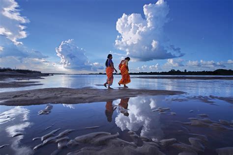 Walking on dried Damodar river of West Bengal - PixaHive