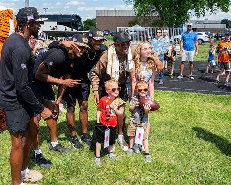 Cincinnati Bengals rookies visit WPAFB > Air Force Life Cycle ...