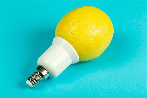 Lemon light bulb on blue background - Creative Commons Bilder
