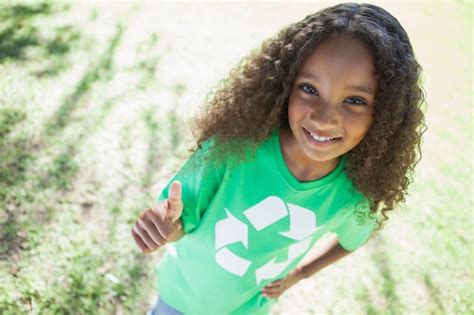 Joven activista ambiental sonriendo a la cámara | Foto Premium