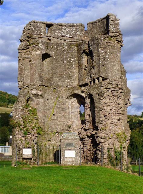 Crickhowell - castle - Ancient and medieval architecture