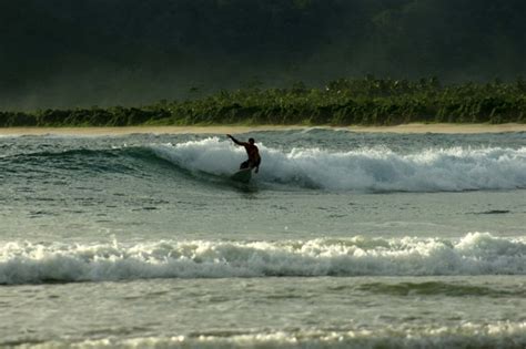 Pantai Pulau Merah : Tempat Surfing Orang Indonesa « Informasi Tempat Wisata