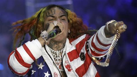 El rapero Tekashi 6ix9ine, acusado de crimen organizado, sentenciado a 2 años