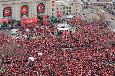 Hundreds of thousands gather to celebrate Chiefs | News, Sports, Jobs ...