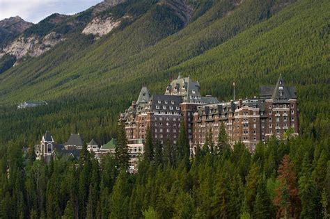 10 Fairy Tale Castles in Canada You Can Visit | Banff national park ...