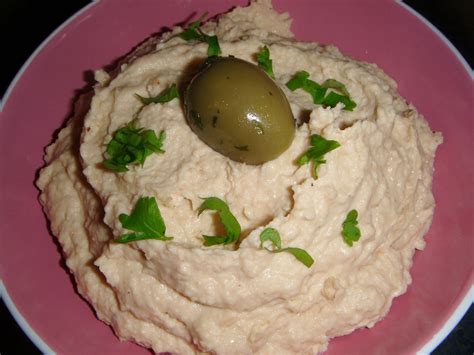 We Don't Eat Anything With A Face: Hummus (Vegan)