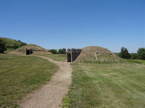 Traditional earth lodges of the Great Plains - Field Study of the World