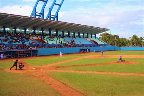 Un campo de beisbol en Cuba | Cuba baseball, Cuba, Baseball stadium