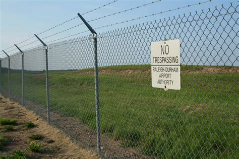 File:2008-08-01 No Tresspassing sign at RDU.jpg - Wikimedia Commons