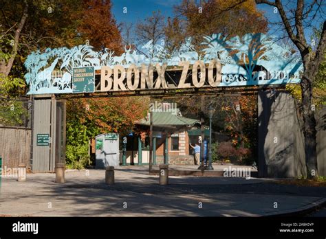 Entrance to The Bronx Zoo, Wildlife Conservation Society, Bronx Park ...