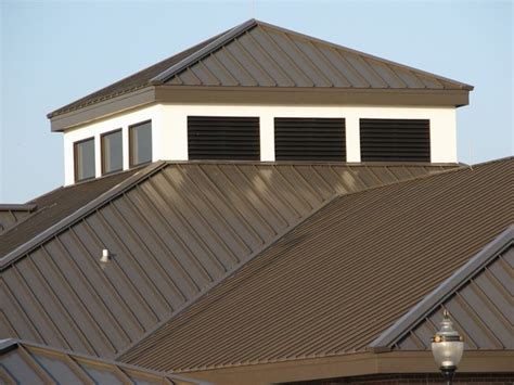 Metal roofing colors and house facade – choosing the right combination