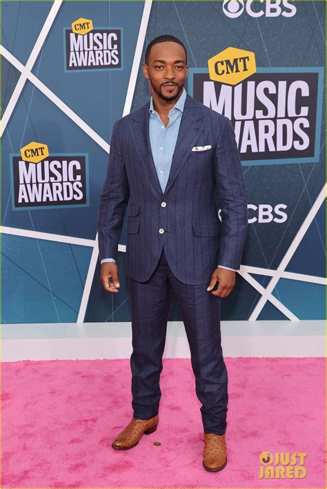 Anthony Mackie Joins Last Minute Co-Host Kane Brown on CMT Music Awards ...