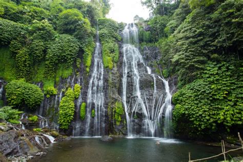 7 Air Terjun Terindah di Indonesia yang Wajib Kamu Kunjungi | BukaReview