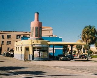 Art Deco Former Gulf Station 1941 | Vivitar 700 110 camera a… | Flickr