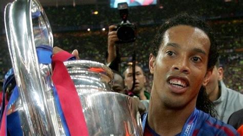 2005/06: Ronaldinho, mago del Barça | UEFA Champions League 2005/06 | UEFA.com