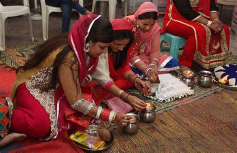 करवा चौथ 2017 व्रत कथा: जानिए किस कथा का पाठ करने से मिलता है करवाचौथ के व्रत का फल | Jansatta