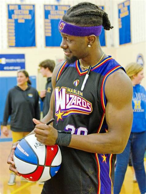 5701725_web1_hj-harlemwizards-121522-4