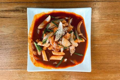 Nền Tteokbokki Cay Hàn Quốc Ngon Miệng Trên Bề Mặt Gỗ Snack Dukbokki Ngọt Ngào Hình Chụp Và Hình ...