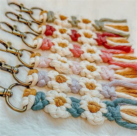 Macrame Daisy Flower Keychain - Etsy