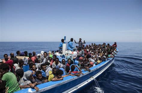 Migrants arriving by boat in Europe hit 150,000 in 2015 | Daily Sabah