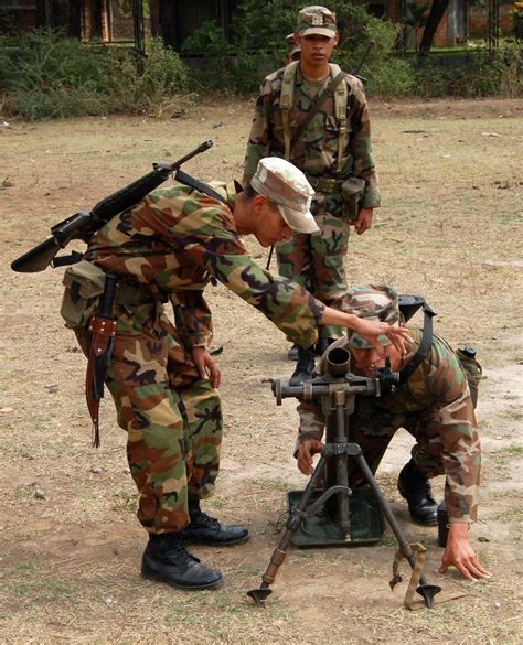 DVIDS - Images - American troops observe, learn from Salvadoran army weapons training [Image 2 of 4]