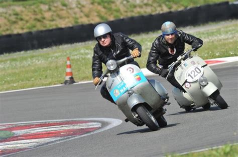 Classic Vespa racing | Motor