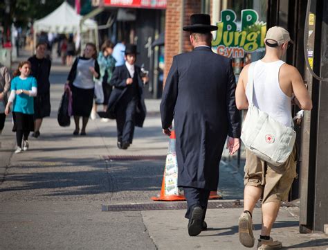 Hasidic Jews in Heavy Dress Bear Up in Summer - The New York Times