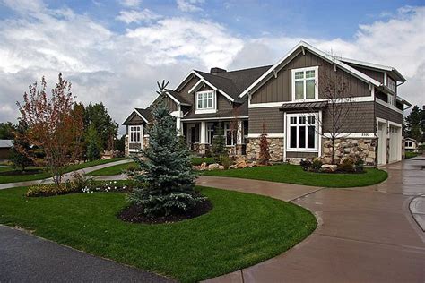 Circular drive with side entry garage | House landscape, Circle driveway landscaping, Driveway ...