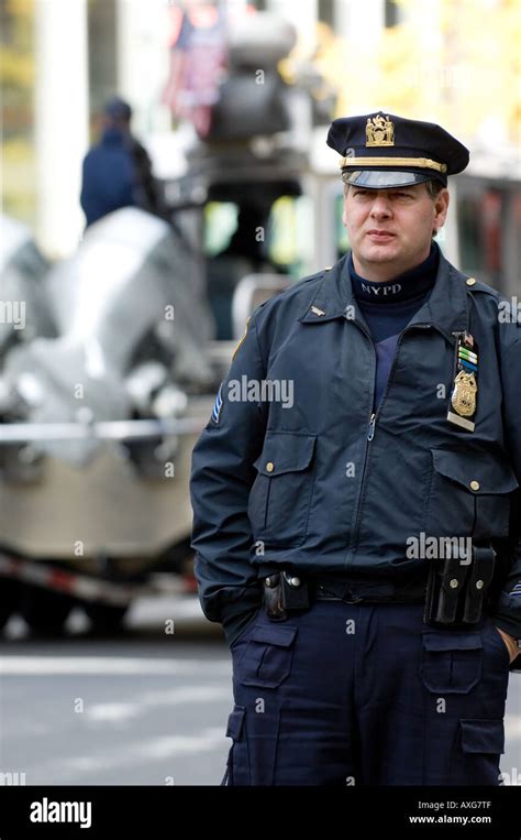 NYPD Police officer Stock Photo: 9620942 - Alamy